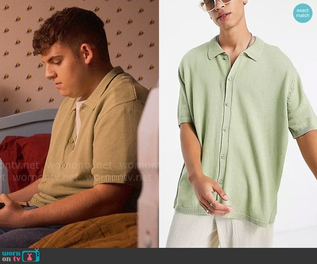 ASOS Design Oversized knitted button through polo in washed green worn by Isaac Henderson (Tobie Donovan) on Heartstopper