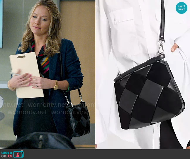 & Other Stories Leather and suede braided cross body bag in black worn by Lorna Crane (Becki Newton) on The Lincoln Lawyer