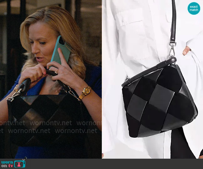 & Other Stories Leather and suede braided cross body bag in black worn by Lorna Crane (Becki Newton) on The Lincoln Lawyer