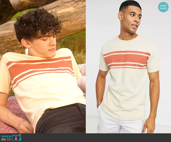 Celio Stripe T-shirt in Beige worn by Charlie Spring (Joe Locke) on Heartstopper