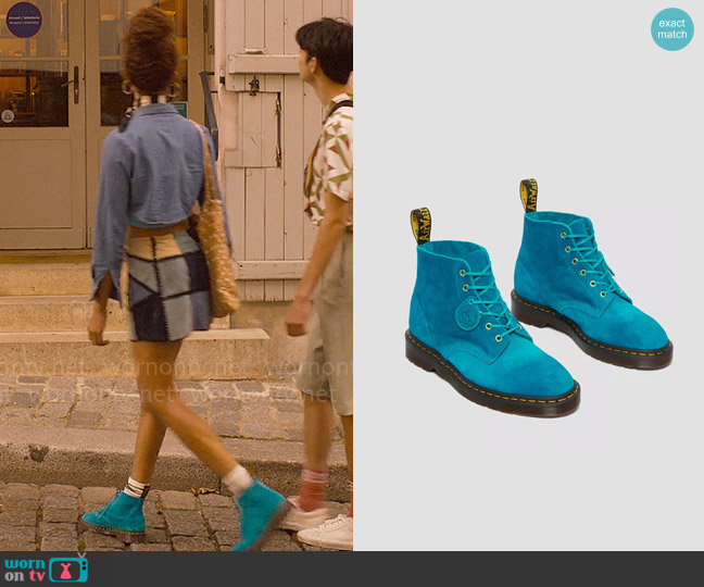 Elle’s turquoise boots on Heartstopper