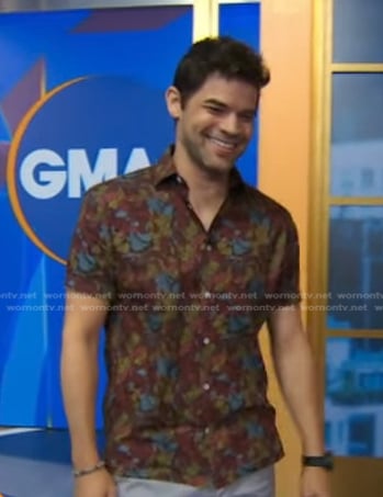 Jeremy Jordan's brown printed short sleeve shirt on Good Morning America