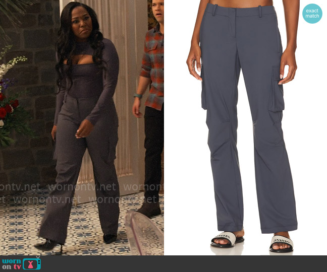 Harper’s grey cargo pants on iCarly