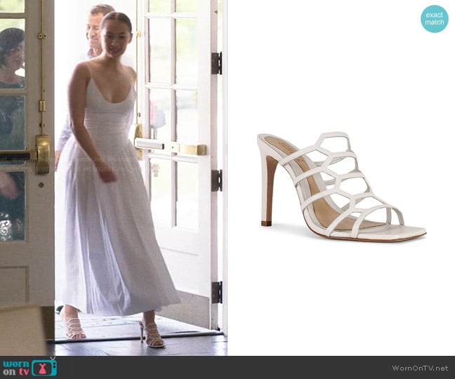 Schutz Julianna Weekend Sandal in Pearl worn by Belly Conklin (Lola Tung) on The Summer I Turned Pretty