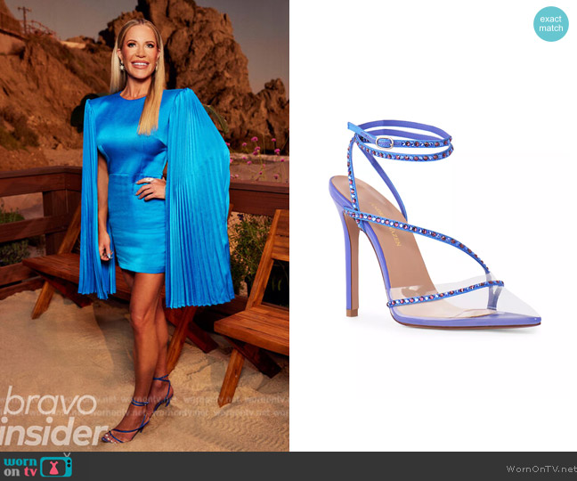Jen’s blue strappy sandals on RHOOC