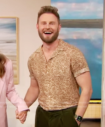 Bobby Berk’s beige floral print shirt on E! News