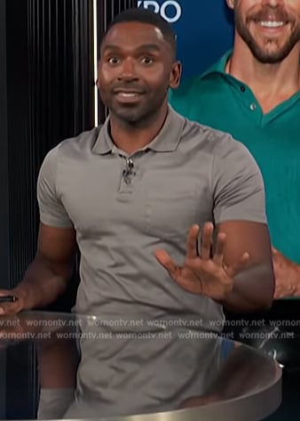 Justin's gray polo on E! News