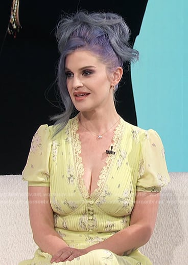 Kelly Osbourne’s yellow floral print lace trim dress on E! News