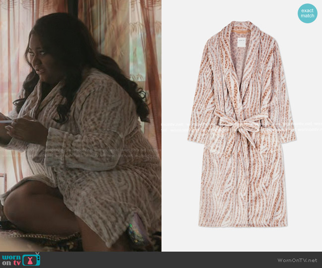 Primark Long Fleece Robe worn by Maisha (Genesis Denise Hale) on The Chi