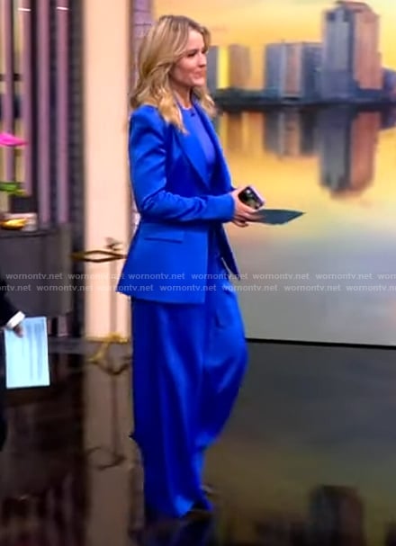 Sara's blue satin suit on The View