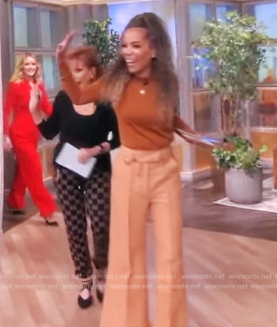 Sunny's beige pants on The View