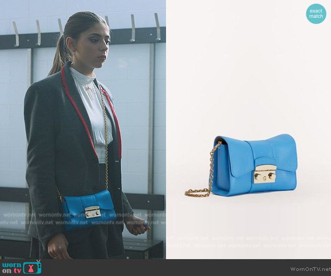 Sara’s blue shoulder bag on Elite