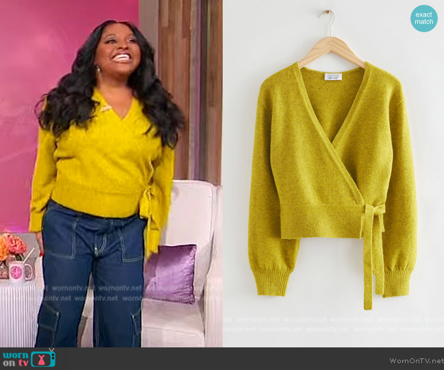 WornOnTV: Sherri’s yellow tie waist sweater and jeans on Sherri ...