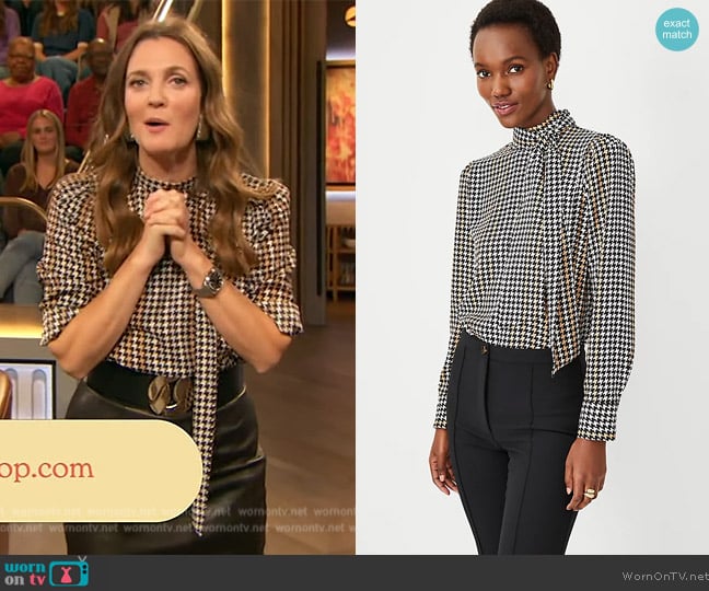 Ann Taylor Houndstooth Mock Tie Neck Puff Sleeve Top worn by Drew Barrymore on The Drew Barrymore Show