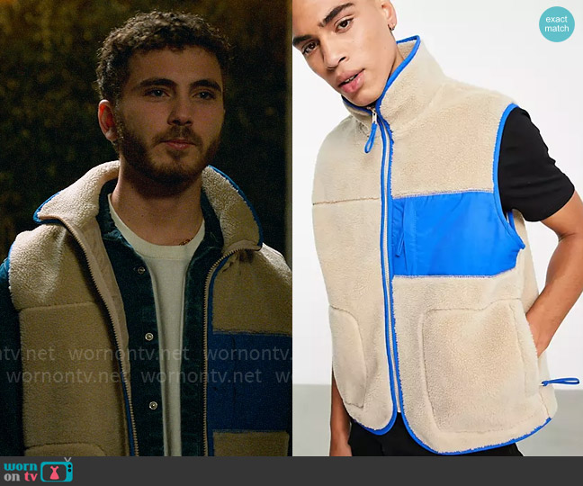 ASOS Design vest with contrast pocket in stone worn by Dídac Ramos Vico (Álvaro de Juana) on Elite