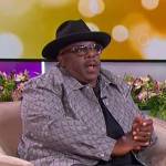 Cedric the Entertainer’s gray printed overshirt on The Jennifer Hudson Show