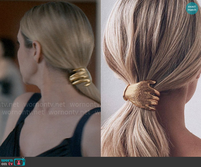 Anna’s hand hair clip on American Horror Story Delicate