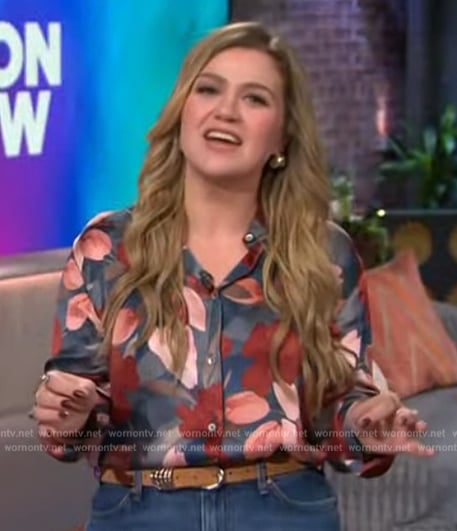 Kelly Clarkson’s floral print blouse on Kelly Clarkson Show