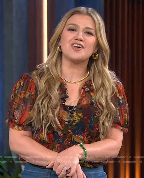 Kelly's floral print short sleeve top on The Kelly Clarkson Show