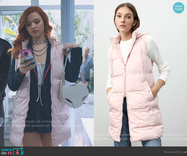 WornOnTV: Chloe's pink long padded jacket on Elite