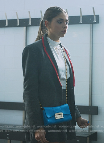 Sara’s blue shoulder bag and necklace on Elite