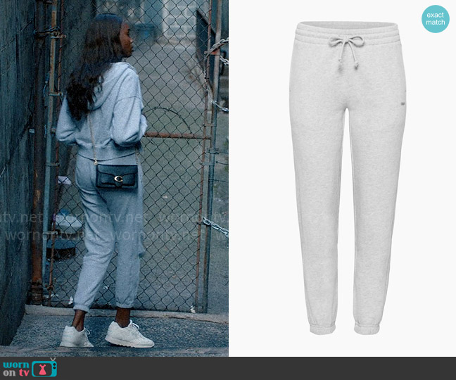 TNA at Aritzia Cozy Fleece Boyfriend Sweatpant in Heather Chrome worn by Vivian Lee Finch (Laura Kariuki) on American Horror Stories