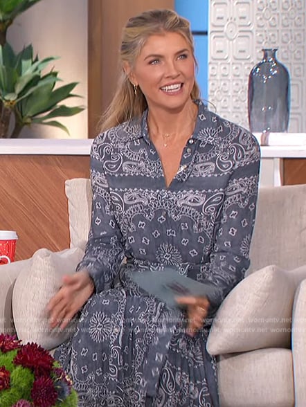 Amanda's blue paisley print shirtdress on The Talk