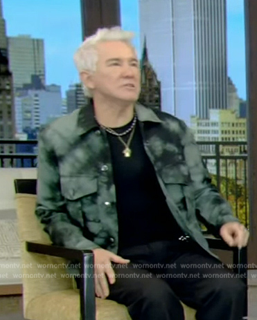 Baz Luhrmann's green tie dye jacket on Live with Kelly and Mark