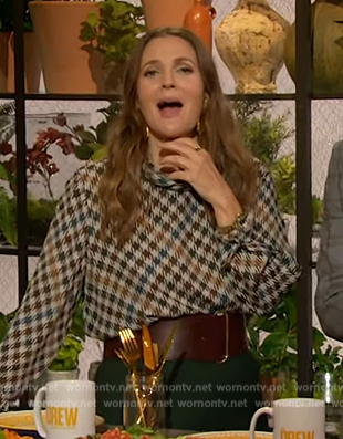 Drew’s houndstooth print blouse and pants on The Drew Barrymore Show