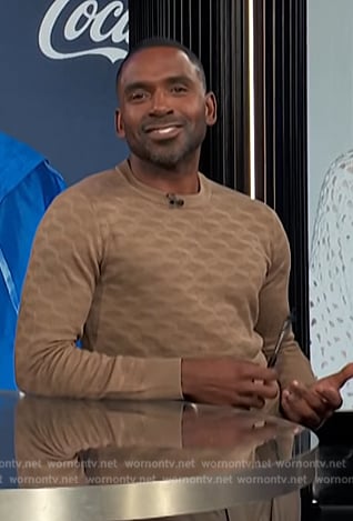 Justin’s brown jacquard patterned sweater on E! News