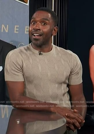 Justin’s beige textured short sleeve sweater on E! News