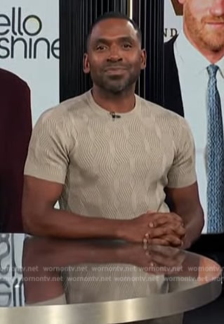 Justin’s beige textured short sleeve sweater on E! News