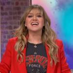 Kelly’s black mysterious graphic tee on The Kelly Clarkson Show