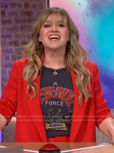 Kelly’s black mysterious graphic tee on The Kelly Clarkson Show