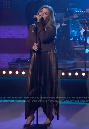 Kelly’s brown pleated mixed media dress on The Kelly Clarkson Show