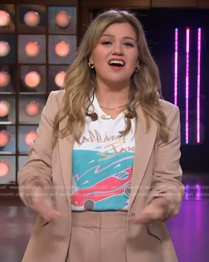 Kelly's white printed tee on The Kelly Clarkson Show