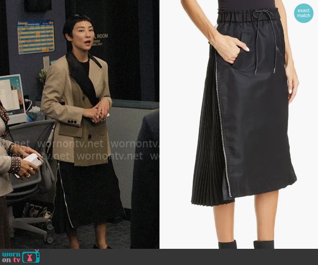 Stella’s black side zip skirt on The Morning Show