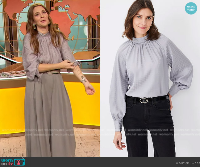 Ann Taylor Mock Neck Shirred Popover worn by Drew Barrymore on The Drew Barrymore Show