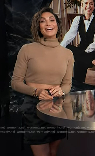 Courtney Lopez’s cropped turtleneck sweater on E! News