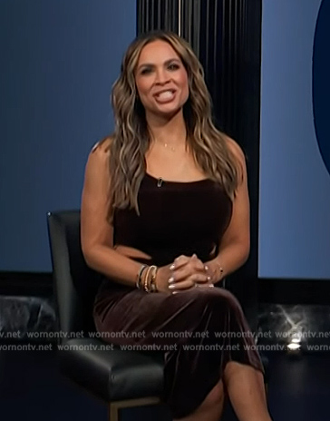 Carolina's brown velvet corset on E! News