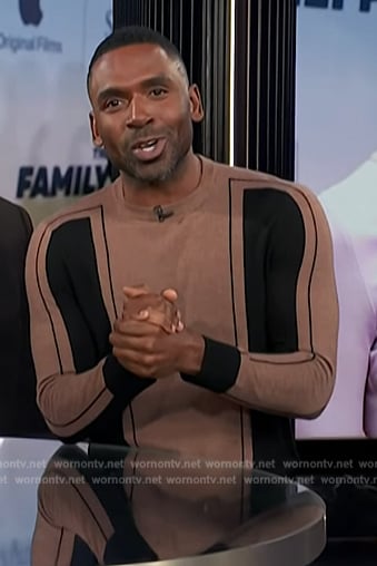 Justin's beige colorblock sweater on E! News