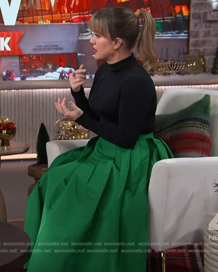 Kelly’s green flare skirt on The Kelly Clarkson Show