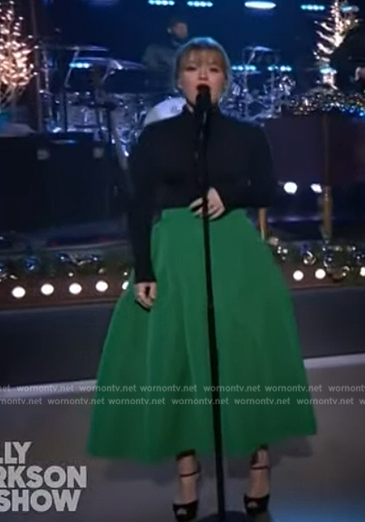 Kelly’s green flare skirt on The Kelly Clarkson Show