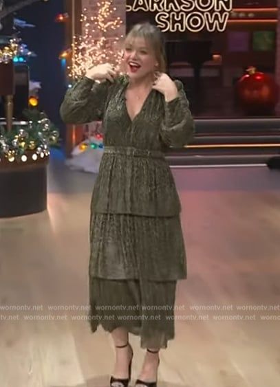 Kelly's metallic belted dress on The Kelly Clarkson Show