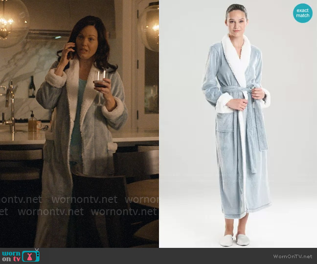 Natori Sherpa Robe in Slate Purple worn by Vera Parini (Bellamy Young) on The Other Black Girl