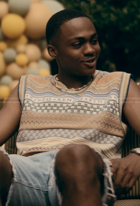 Bakari's fairisle knit vest on The Chi