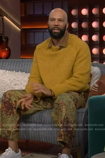 Common’s mustard knit sweater on The Kelly Clarkson Show