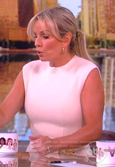 Jennifer’s white dress with safety pin on The View