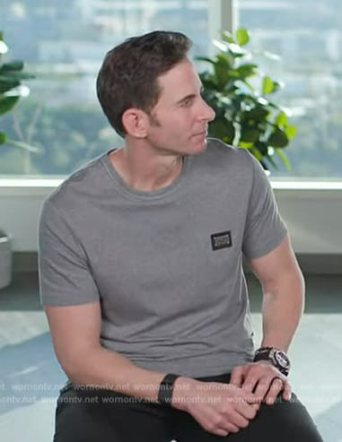 Tarek El Moussa’s gray logo tee on E! News