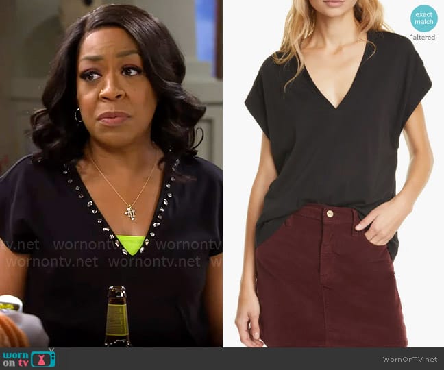 Frame Le Mid Rise V-Neck T-Shirt worn by Tina Butler (Tichina Arnold) on The Neighborhood